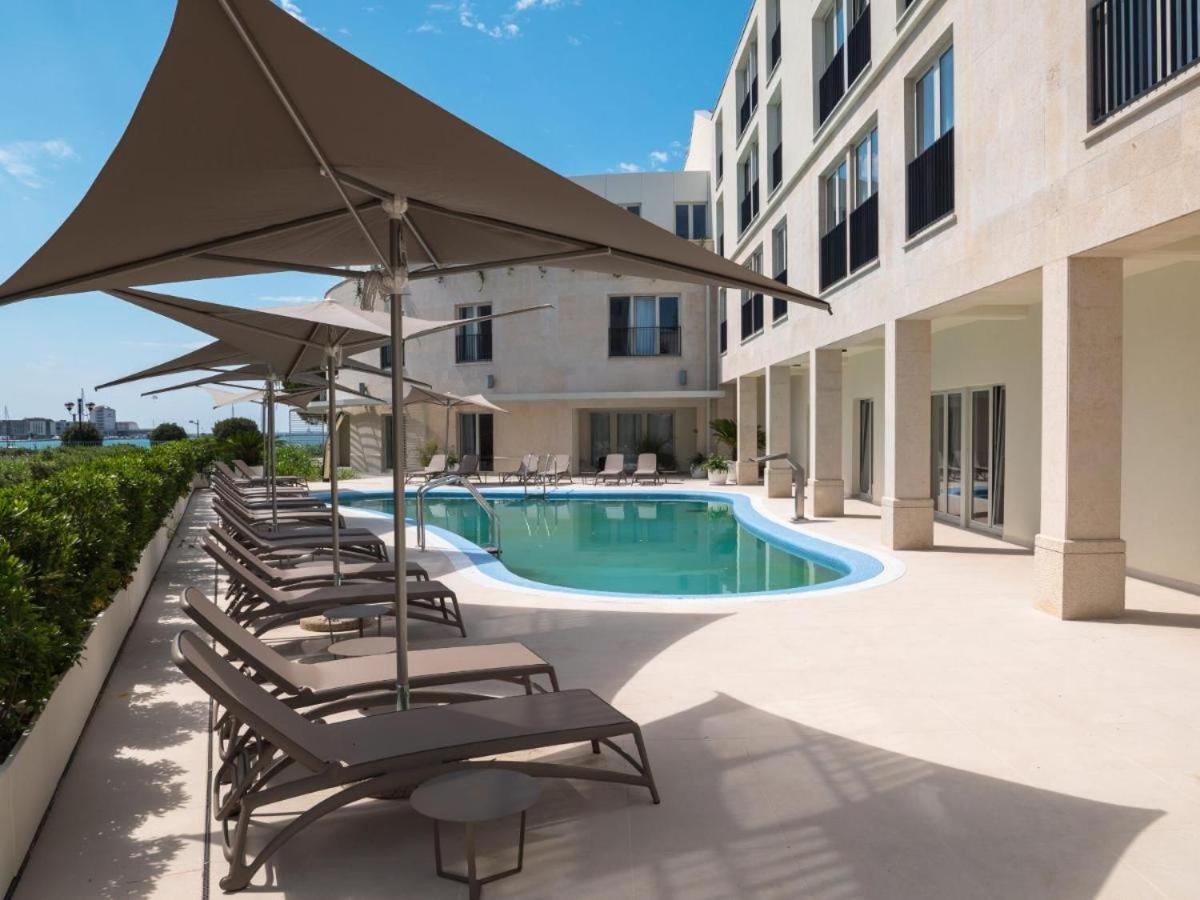 Lux Pool Suite อูมัค ภายนอก รูปภาพ